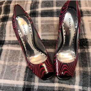 Gianni Bini Women's Black and Pink Heels